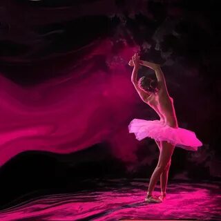 Девушка В Розовом Платье Танцует