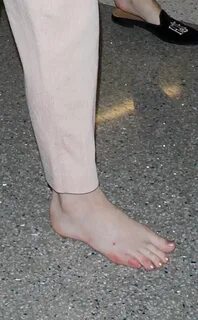 Elle Fanning Went Barefoot Through the Airport - Footwear Ne