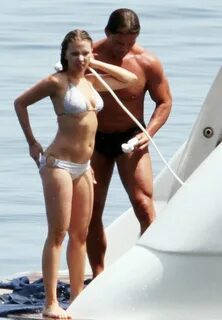 Bikini-clad Scarlett Johansson Cosies Up to Hunky Bodyguard 
