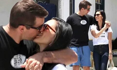 Olivia Munn scores a kiss from NFL boyfriend Aaron Rodgers D