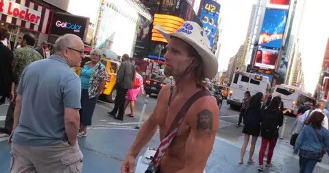 Прогулки по Нью-Йорку: Голый ковбой на Times Square