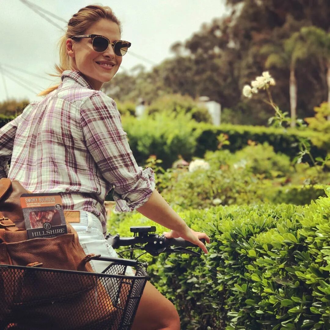 Ali Larter в Instagram: "Getting a head start on the weekend with a bi...