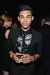 Roshon Fegan & Girlfriend Camia-Marie Chaidez Keep Close at 