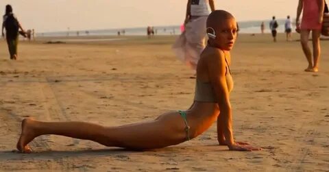 Vídeo: esta chica haciendo yoga en la playa es impresionante