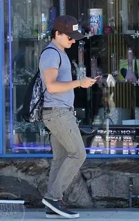 THE SIZE OF JOSH'S FEET OMJ Josh hutcherson, Hollywood stars