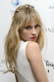 Suki Waterhouse Long Wavy Cut with Bangs - Suki Waterhouse H