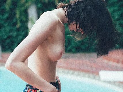 Topless φωτογραφίες της Corrie Lejuwaan - Τουμπανο γυμνές φω