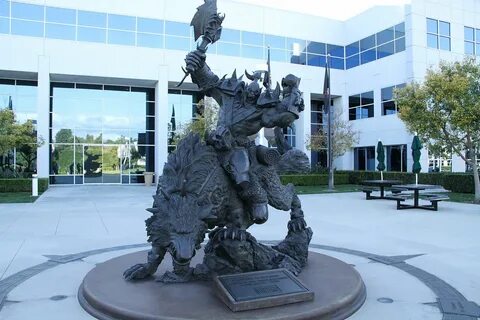 Файл:Blizzard Entertainment HQ statue.jpg - Википедия