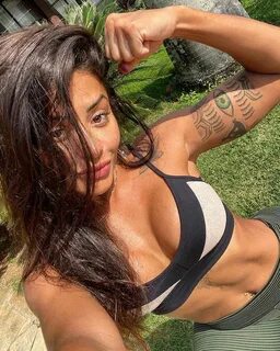 De top, Aline Riscado exibe barriga sarada e comemora dia de