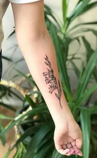artist @ashleytysonart Gladiolus tattoo, Vine tattoos, Tatto