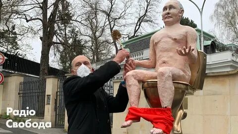 Голий Путін" на "золотому" унітазі: у Чехії протестували про