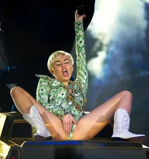 Miley Cyrus Performing Her Bangerz Tour In Lyon - Celebzz - 