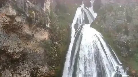 这 个 恐 怖 的 瀑 布.经 常 出 现"新 娘"身 影.如 今 成 了 景 点.好 看 视 频