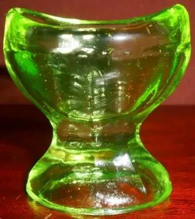 Green Vaseline uranium glass Eye wash / rinse cup holder glo