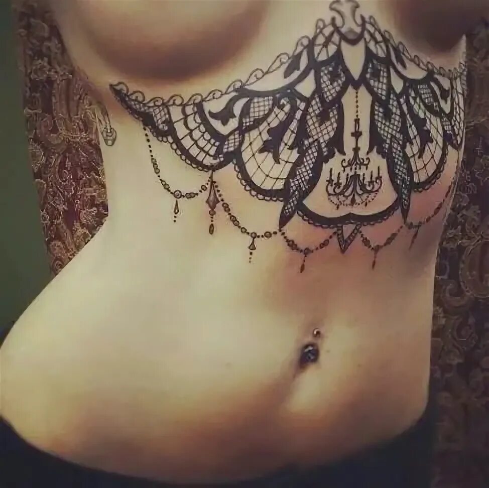Photo tattoo sous poitrine feminin dentelle guipure et textu