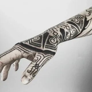 Black ornamental pattern tattoo on the right hand and arm Vi