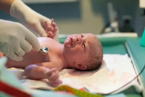Das Neugeborene Baby nach der Geburt Untersuchungen