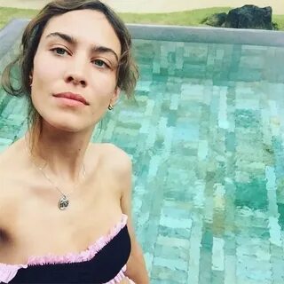 49 hot photos of Alexa Chung proves that she has the best bo