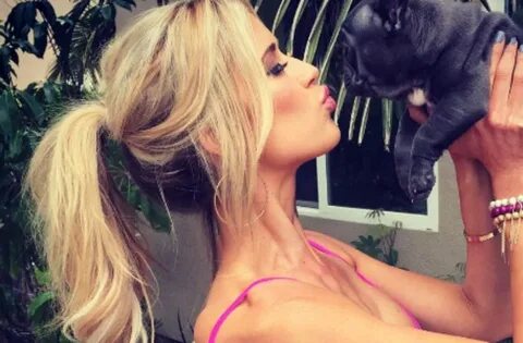 Flip or Flop' star Christina El Moussa flashes side boob in 