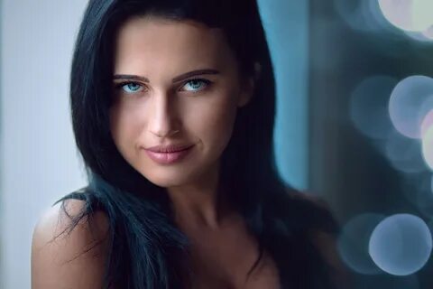 Blaue Augen Schwarze Haare Frau - Primäre Bild Malerei