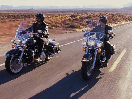 Big Twin Shootout Between the 2000 Harley-Davidson Road King