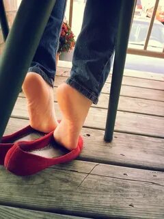 Feet in sandals/heels/pedicured feet thread. I'll dump of - 