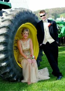 Prom Picture / tractor #promproposal #bestfriendprompictures