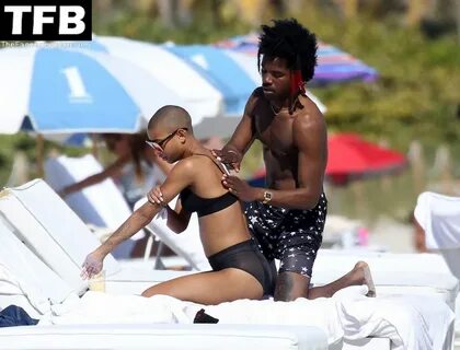 Willow Smith Looks Hot in a Black Bikini on the Beach in Mia