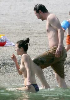 Free China Chow Goes Topless At The Beach (28 Photos) - Inte