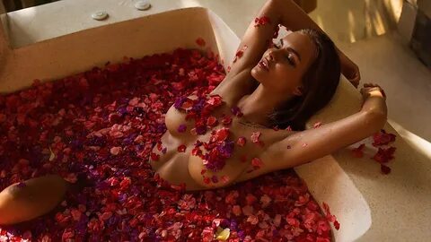 Wallpaper : model, women, bath, red flowers, nude, tanned, t