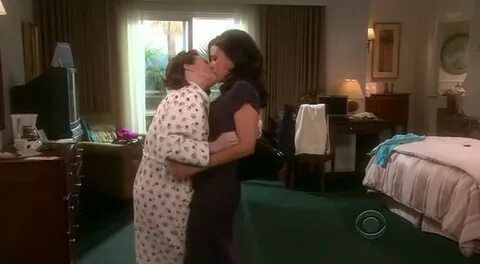 Julia Louis-Dreyfus & Megan Mullally Lesbian Kiss - Lesbian 