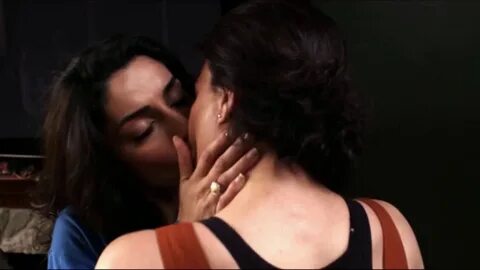 Peyton and Elena - First kiss. - YouTube