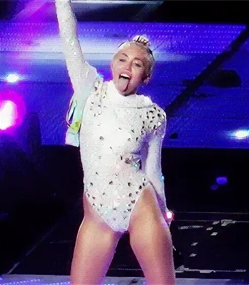 Miley cyrus miley cyrus hunt carlexa GIF - Find on GIFER