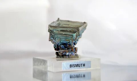 File:Bismuth Cristal artificiel GLAM MHNL Minéralogie FL 201
