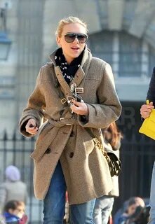 Scarlett Johansson strolled the streets of Paris. Scarlett J