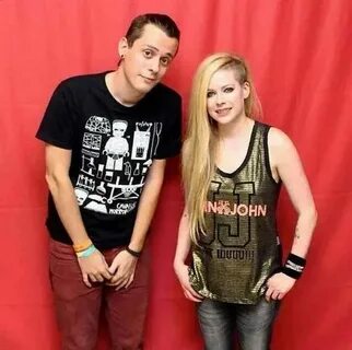 Avril Lavigne Fans - Free HD Hollywood Artist Wallpaper