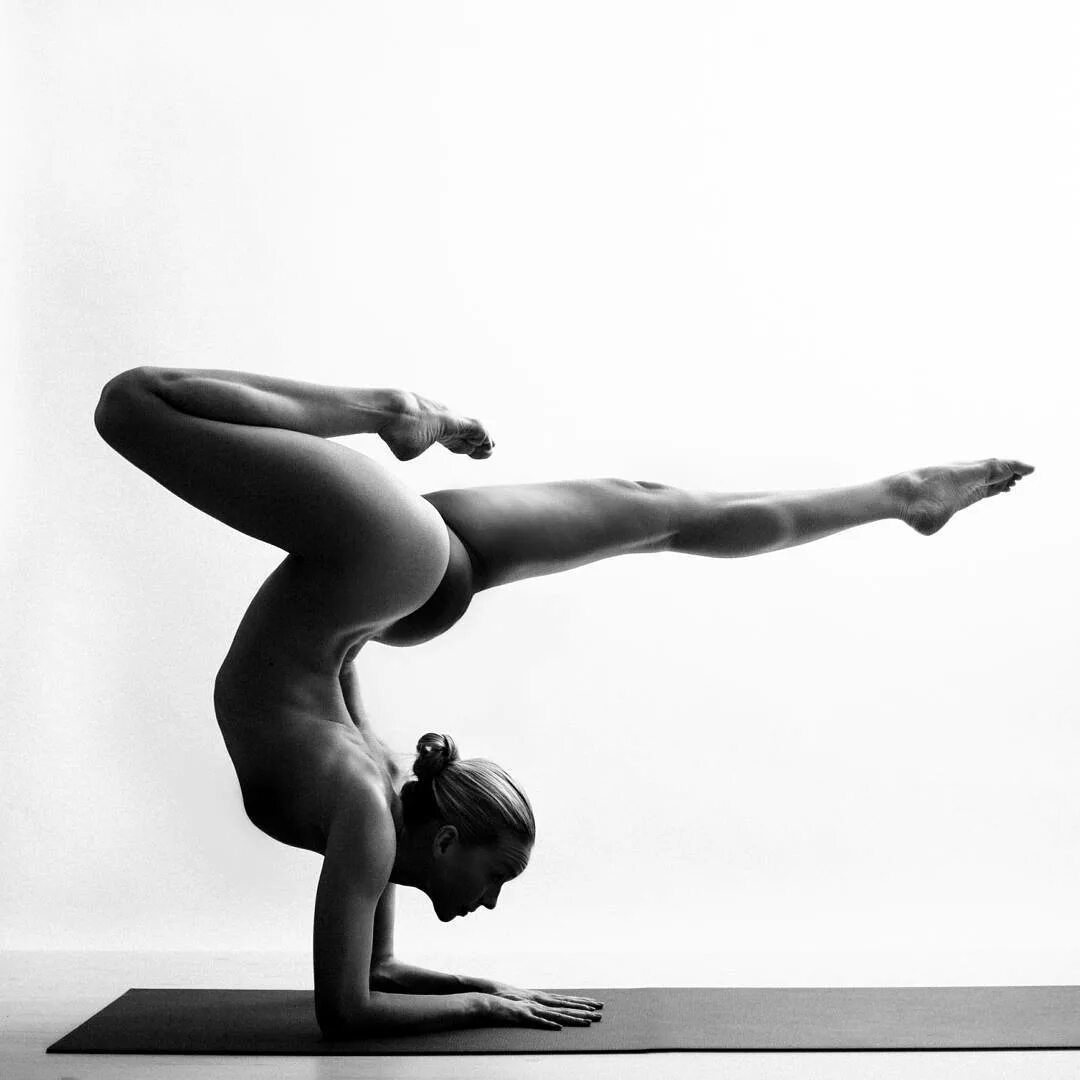 Nude Yoga Girl no Instagram: "I always try to keep in my mind that I m...
