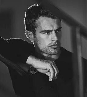 Theo James 👏 🏽 shared by Juls ⚡ on We Heart It Poses para fot