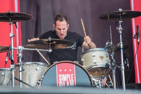 File:2017 RiP - Simple Plan - Chuck Comeau - by 2eight - 8SC