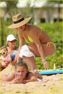 Britney Spears Hits the Beach in Hawaii in a Yellow Bikini!: