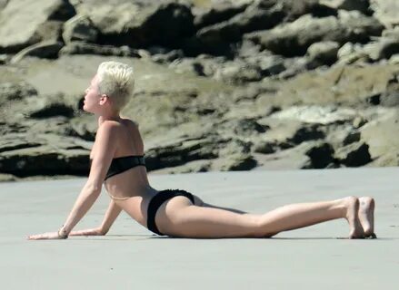 49 hot photos of Miley Cyrus Butt prove that she is one of t