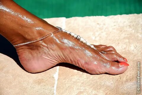 Babe Today Golden Feet Lady Sarah Sexturycom Close Up Pissing String Porn Pics