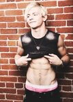 Ross Lynch showing his abs ;v; - image #1175130 on Favim.com
