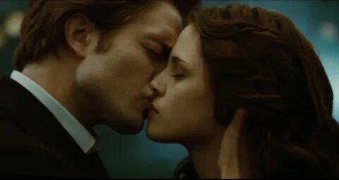 Edward And Jacob Kissing Bella At The Same Time - Фото база