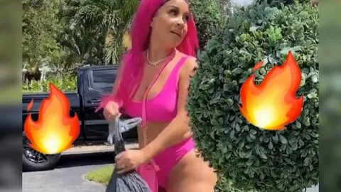 Carolina Sandoval con diminuto bikini de infarto baila regga