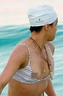 Форсаж: Мишель Родригез не удержала грудь в крошечном бикини