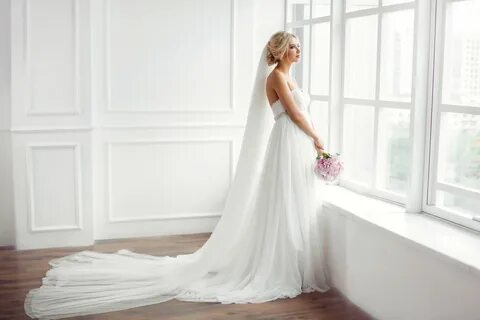 Красивая блондинка в свадебном платье (61 фото)