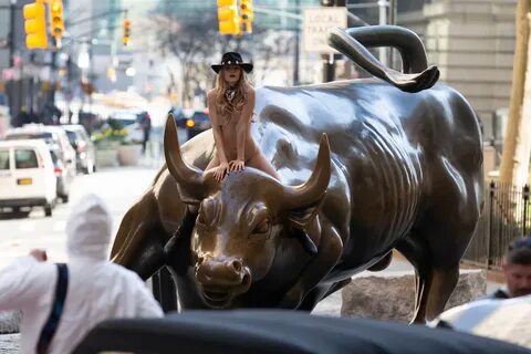 Голая блондинка оседлала быка на опустевших из-за карантина улицах Нью-Йорк...