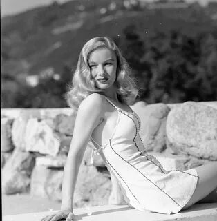 1940s film star Veronica Lake in a swimsuit. Veronica lake, 