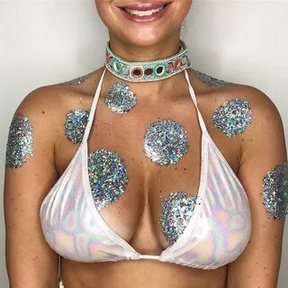 ✨ GO GET GLITTER ✨ девушки украшают грудь блестками и стразами.